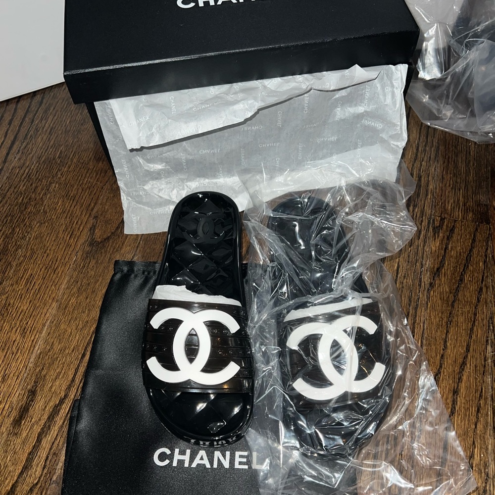 CHANEL JELLY SLIDES